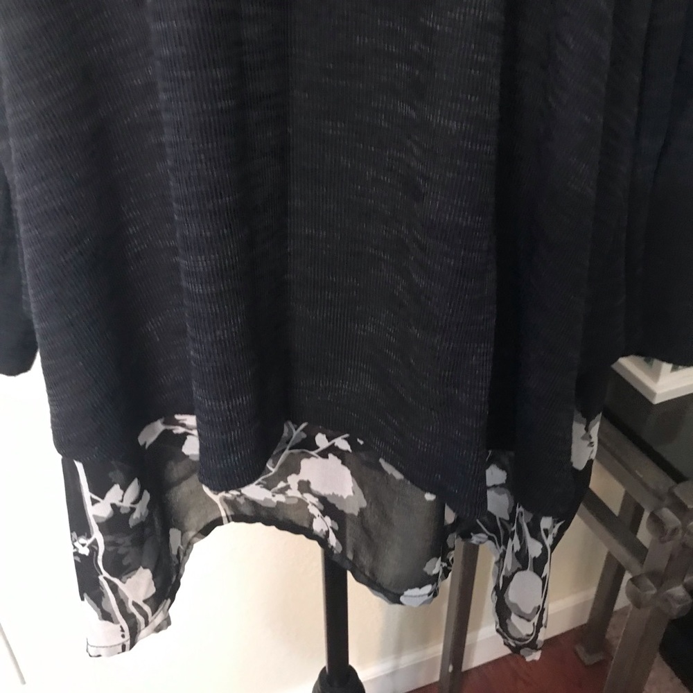 🌟cb Layered Blouse🌟 - Picture 2 of 6